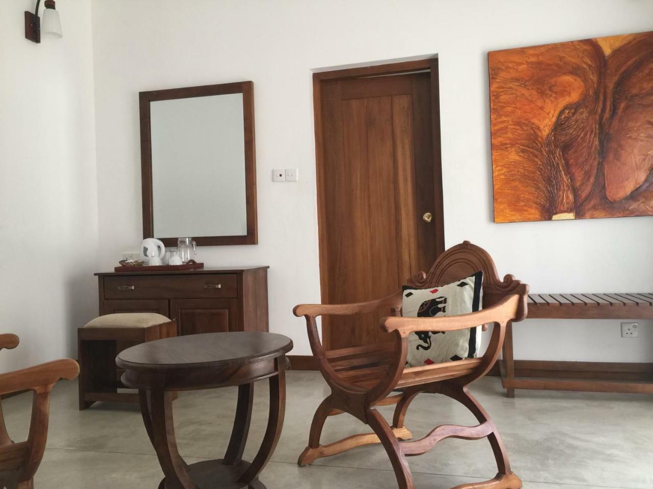 Villa Nilmalee Гампола Екстериор снимка